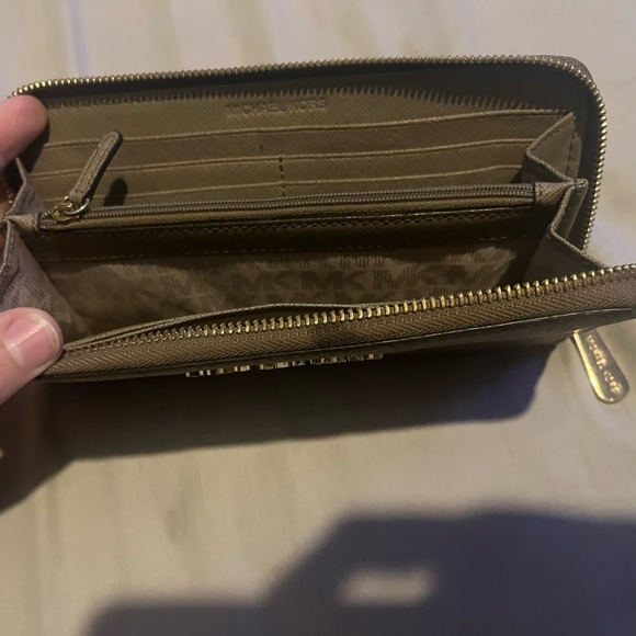 Micheal Kors Wallet - Picture 3 of 3